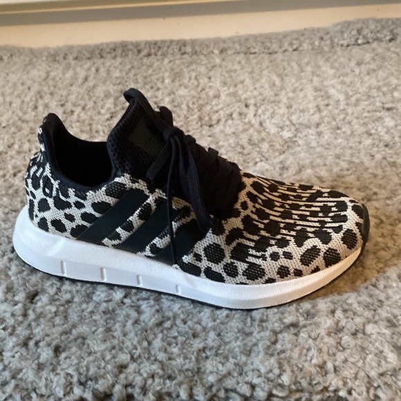 Super cute Adidas Swift Run shoes size 8 - Picture 3 of 7